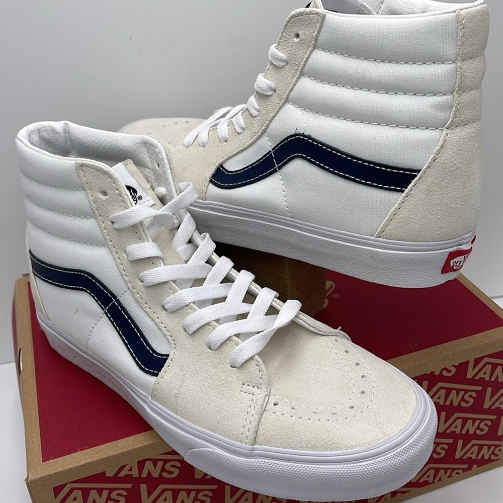 Vans WMNS Sk8-Hi (Classic Sport) Dress Blue
VN0A32QG9YG
White High-Top Sneakers - Picture 10 of 16